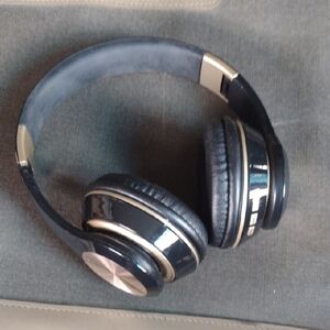 Black and Gold Wireless3D Stereo Headphones NWOT